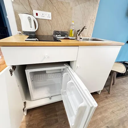 Modern Studio 8 Private Kitchenette And Bathroom Limassol Exterior photo