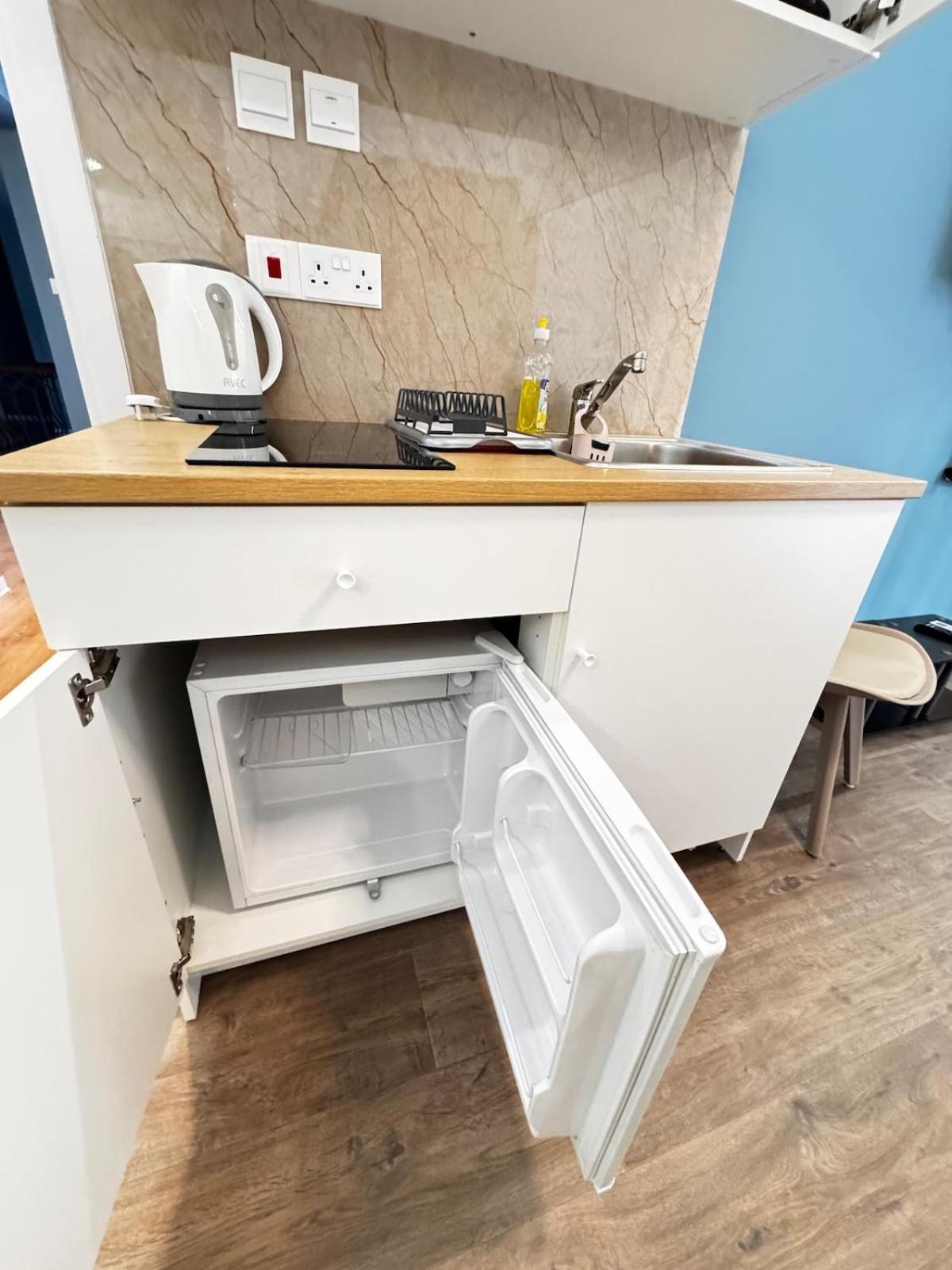 Modern 8 Private Kitchenette And Bathroom *