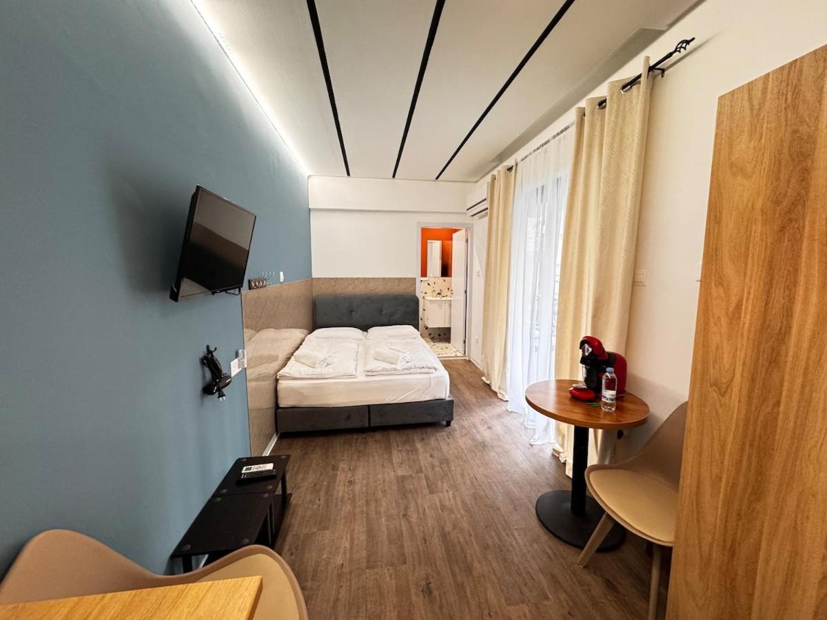 Modern 8 Private Kitchenette And Bathroom Apartment *